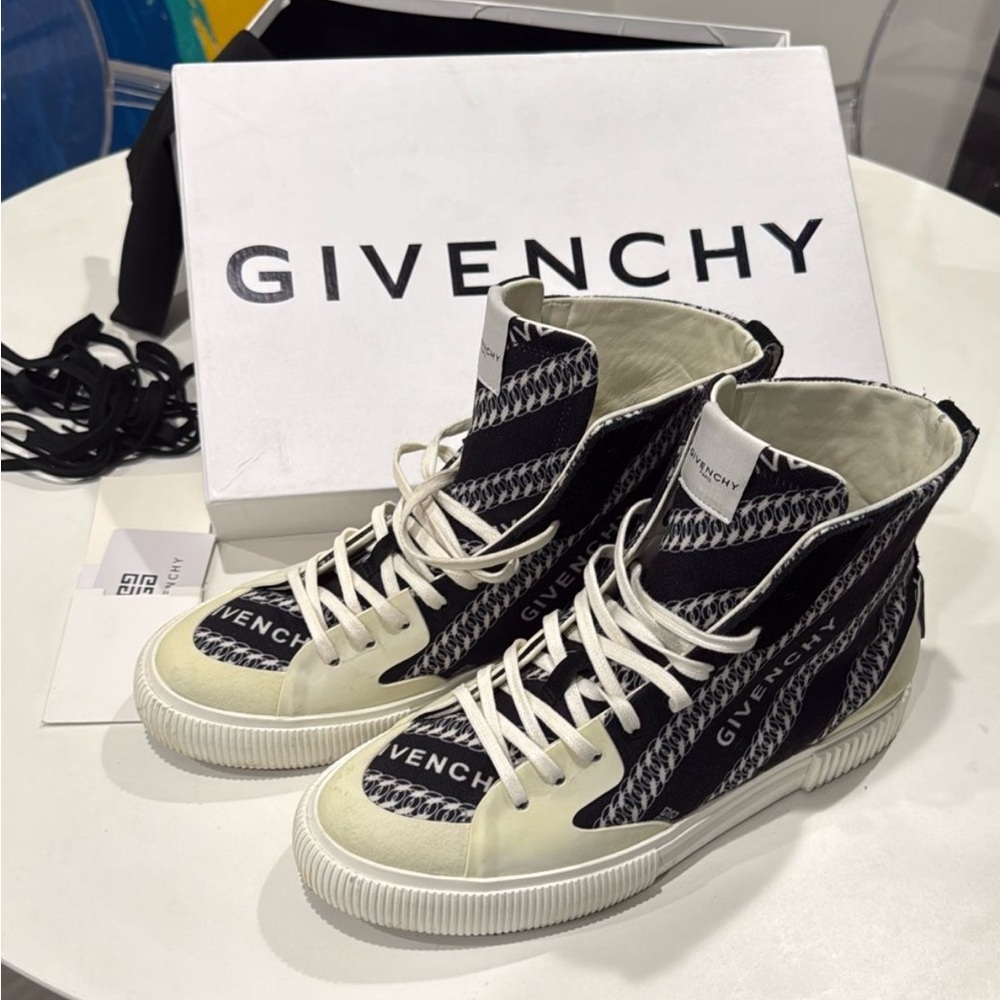 Givenchy Chain Men’s Light High-Top Sneakers. Size 46